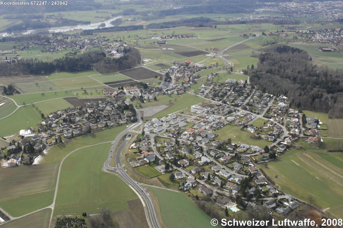Oberwil - Lieli mit Blick zum 'Flachsee' der Reuss (Position: 2'672'265.40, 1'244'046.13; Norden liegt in der linken unteren Bildecke). In der Bildmitte das Ost - Tunnelportal kurz vor der Eröffnung im April 2008. Dorf oben links: Oberwil an der Reuss, oberer rechter Bildrand: Berikon, oben rechts: Zufikon.